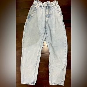 Stunning women Zara Jeans with Ruffle band!